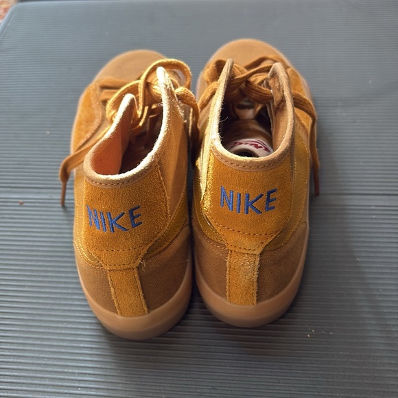 NIKE SB Blazer Court Mid Premium Skate Shoes
Size 6 (M) - Picture 7 of 15